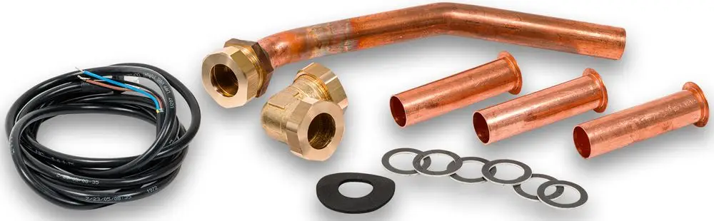 Kabelsatz mit Drähten, Kupferrohren, zwei Messingfittingen und Dichtungen für den Anschluss an Bosch Solewärmepumpen zur Verbindung mit einem Warmwasserspeicher.